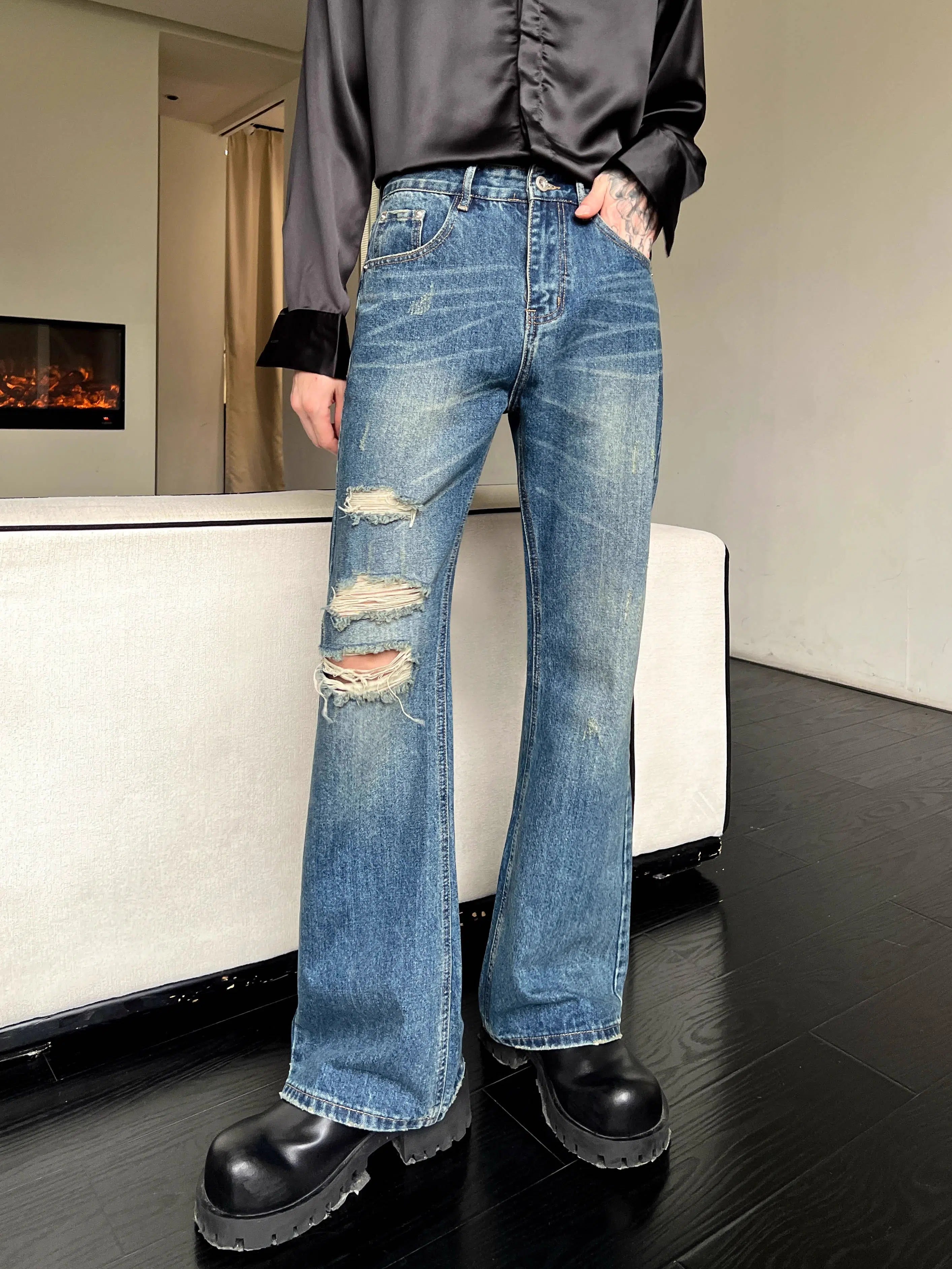 Button - fly women jeans with a traditional touchDistressed Wide-Leg Jeans with Ripped Details Button - fly women jeans with a traditional touchDistressed Wide-Leg Jeans with Ripped Details