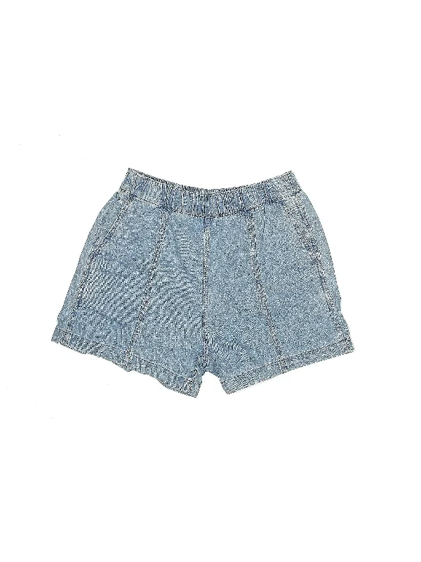 Plus Size Women's Denim Shorts with Embroidered Flowers in Light Blue for a Feminine TouchHigh-Rise Denim Shorts in Light Wash Plus Size Women's Denim Shorts with Embroidered Flowers in Light Blue for a Feminine TouchHigh-Rise Denim Shorts in Light Wash