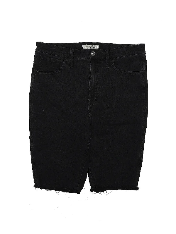 Plus Size Women's Denim Bermuda Shorts in Dark Wash for a Classic and Sophisticated StyleHigh-Rise Denim Shorts in Medium Wash Plus Size Women's Denim Bermuda Shorts in Dark Wash for a Classic and Sophisticated StyleHigh-Rise Denim Shorts in Medium Wash