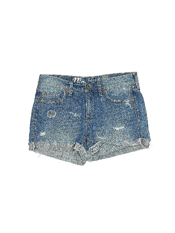 Plus Size Women's Denim Bermuda Shorts in Dark Wash for a Classic and Sophisticated StyleMid-Rise Denim Shorts in Light Wash Plus Size Women's Denim Bermuda Shorts in Dark Wash for a Classic and Sophisticated StyleMid-Rise Denim Shorts in Light Wash