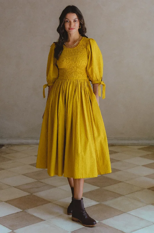 Midi dresses with V - necklines for a flattering and elongating effectFreya Smocked Linen Midi Dress Midi dresses with V - necklines for a flattering and elongating effectFreya Smocked Linen Midi Dress