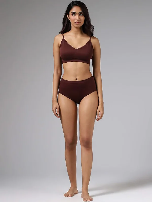 Stretchable Women Shorts for Maximum MobilityWunderlove Solid Wine Seamless Full Brief Stretchable Women Shorts for Maximum MobilityWunderlove Solid Wine Seamless Full Brief